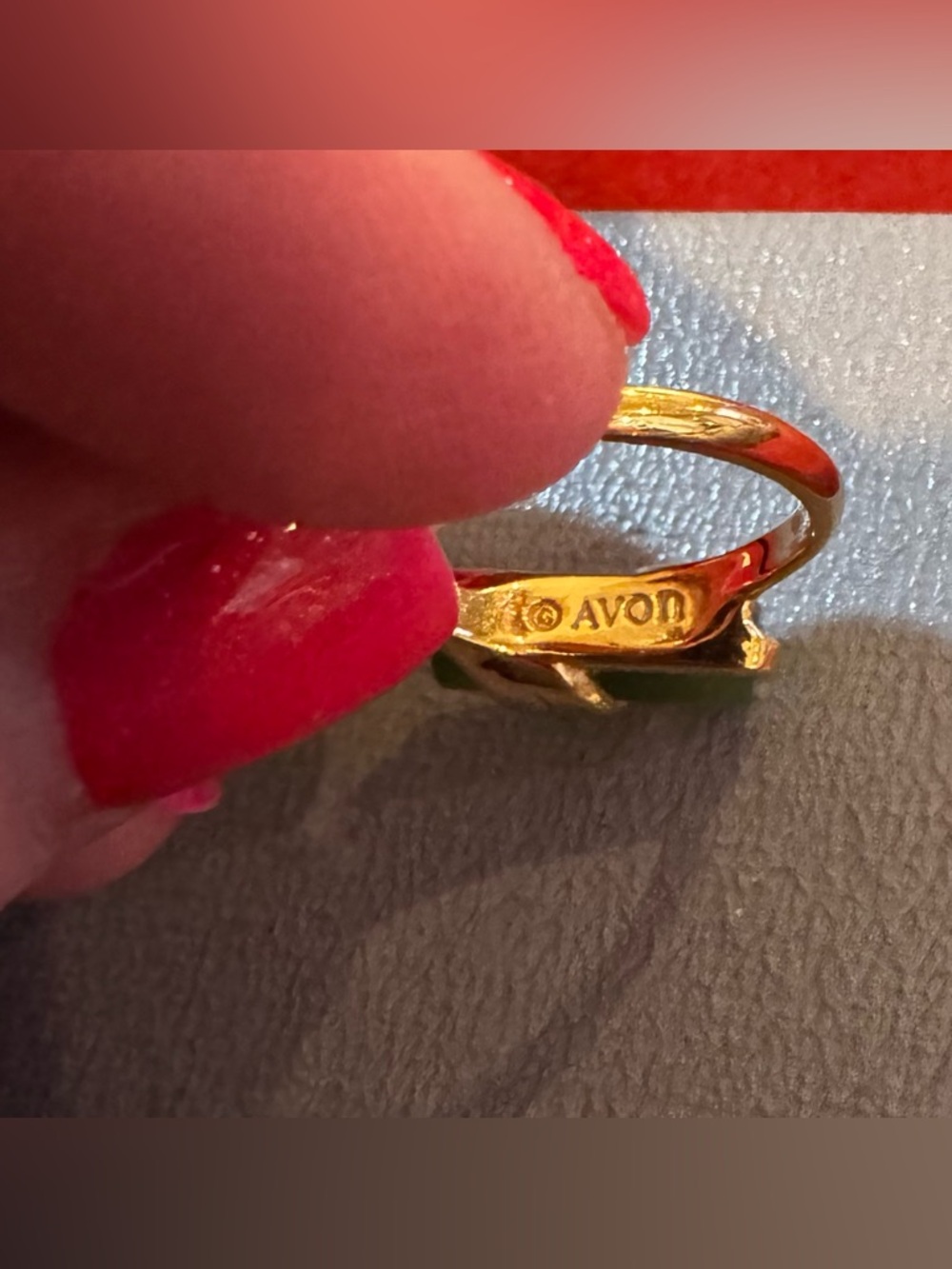 Vintage Avon Ring—Sz. 8, Gold Plated, Cylinder Jadeite Stone w/ Scroll Work - Picture 6 of 7